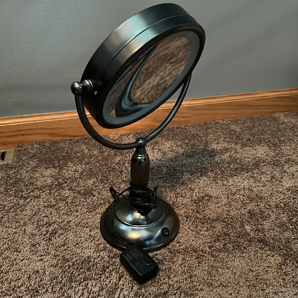 Light Up Makeup Mirror (flip-able) - Picture 2 of 4